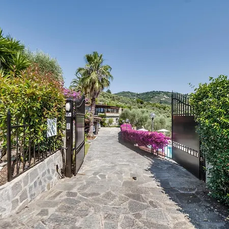 Villare, Con Piscina Nel In Riviera * Lavagna